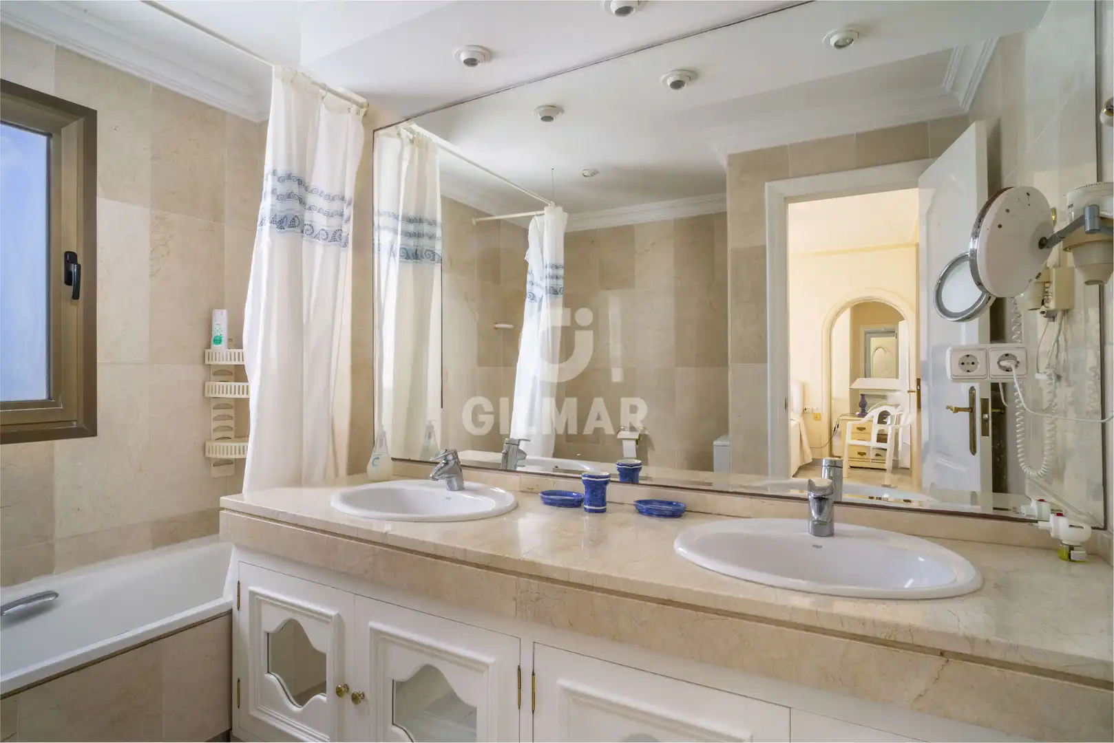 Badezimmer von Einfamilien-Reihenhaus zum Verkauf in Marbella mit Heizung, Privatgarten und Schwimmbad