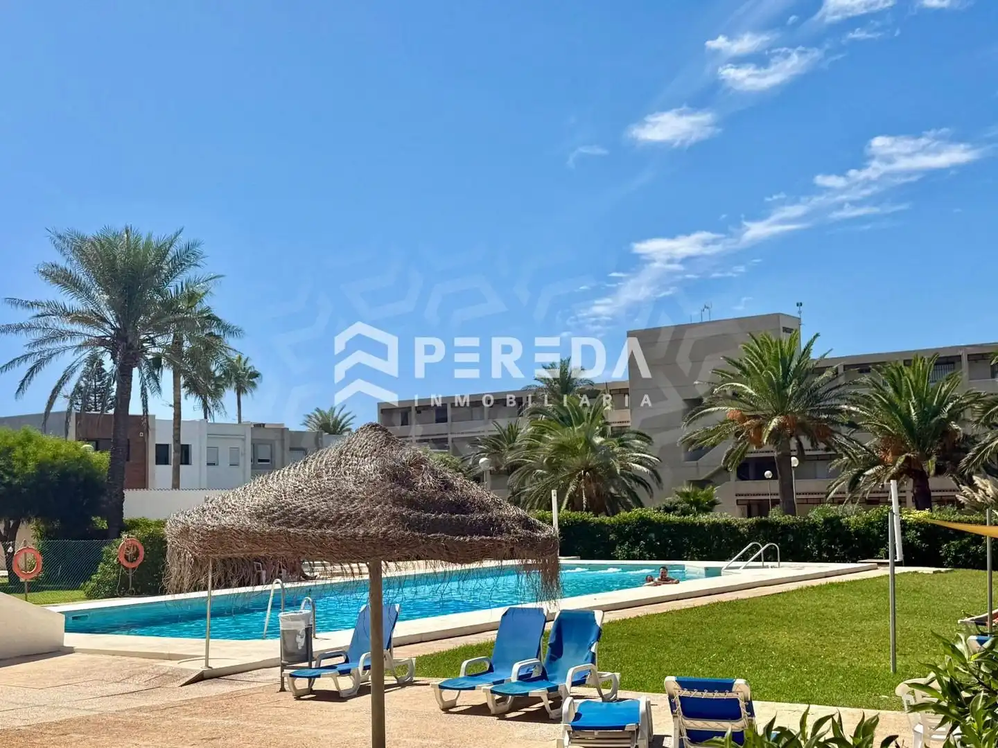 Vista exterior de Estudi en venda en Roquetas de Mar amb Jardí privat i Piscina comunitària