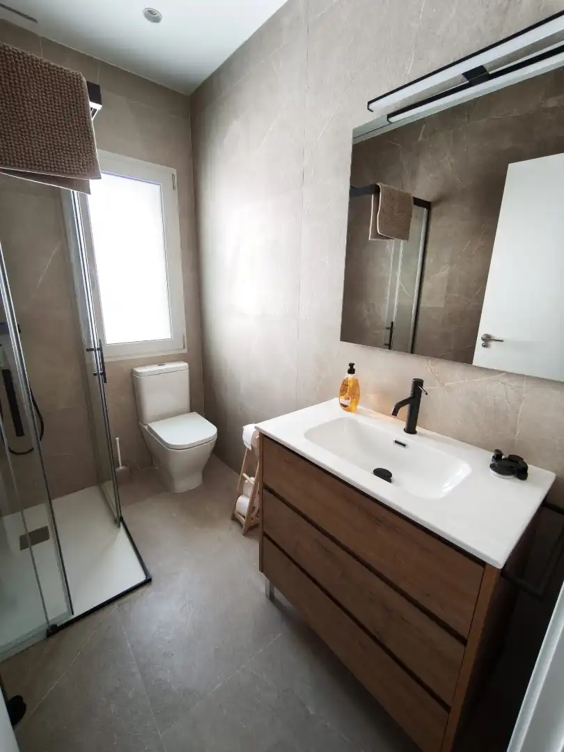Baño de Piso para compartir en San Pedro