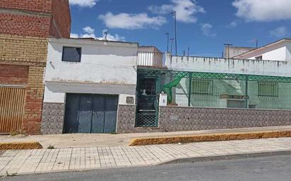 Vista exterior de Casa adosada en venda en Gibraleón amb Terrassa