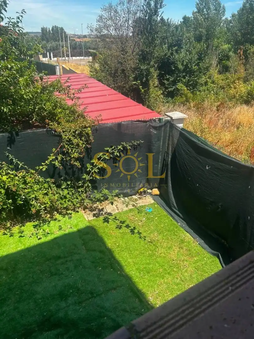 Casa o chalet en venta en Onzonilla con Calefacción, Jardín privado y Terraza