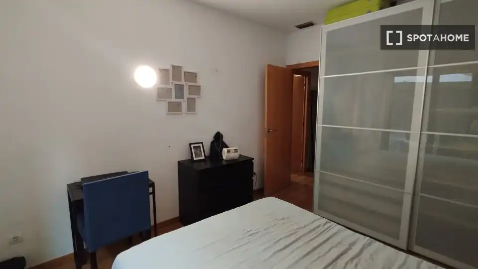 Dormitori de Pis per a compartir en L'Hospitalet de Llobregat amb Aire condicionat, Calefacció i Moblat