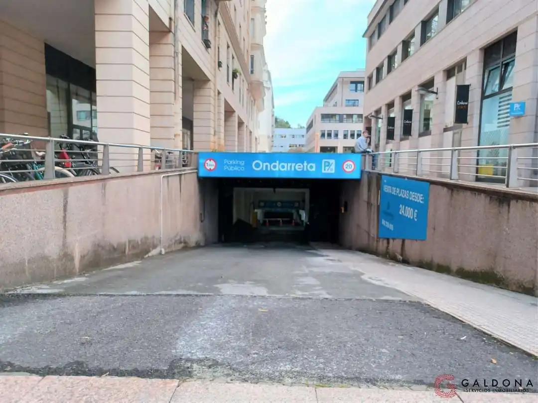 Aparcament de lloguer a Julio Caro Baroja Plaza