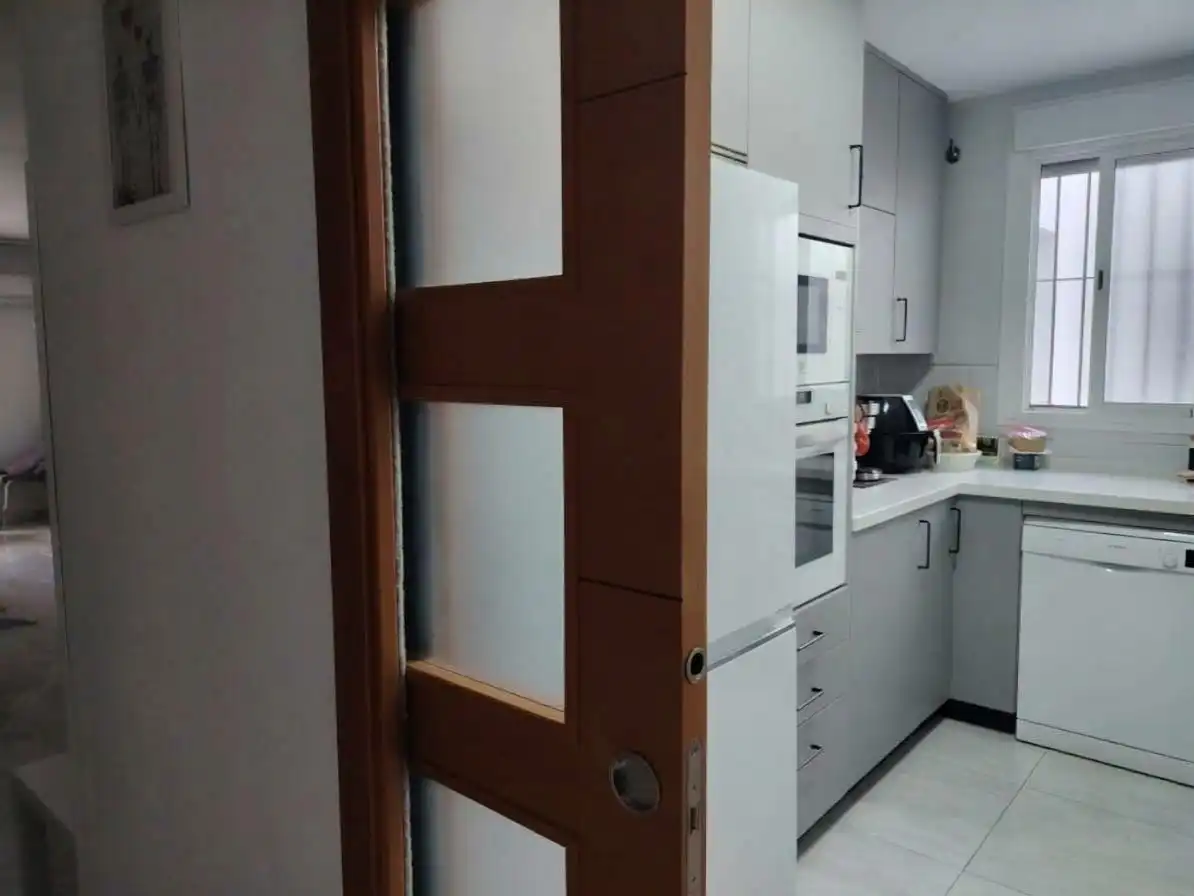 Kitchen of Flat for sale in  Sevilla Capital  with Air Conditioner and Balcony