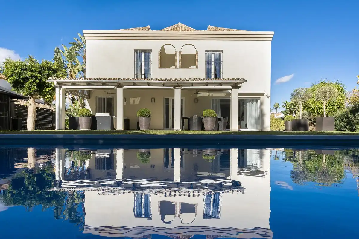 Chalet con piscina en venta en Nueva Andalucía