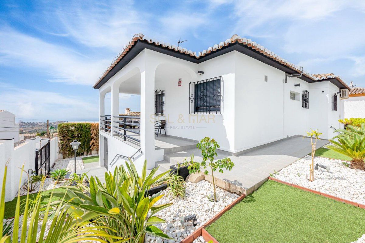Exterior view of House or chalet for sale in Benalmádena  with Air Conditioner, Heating and Terrace