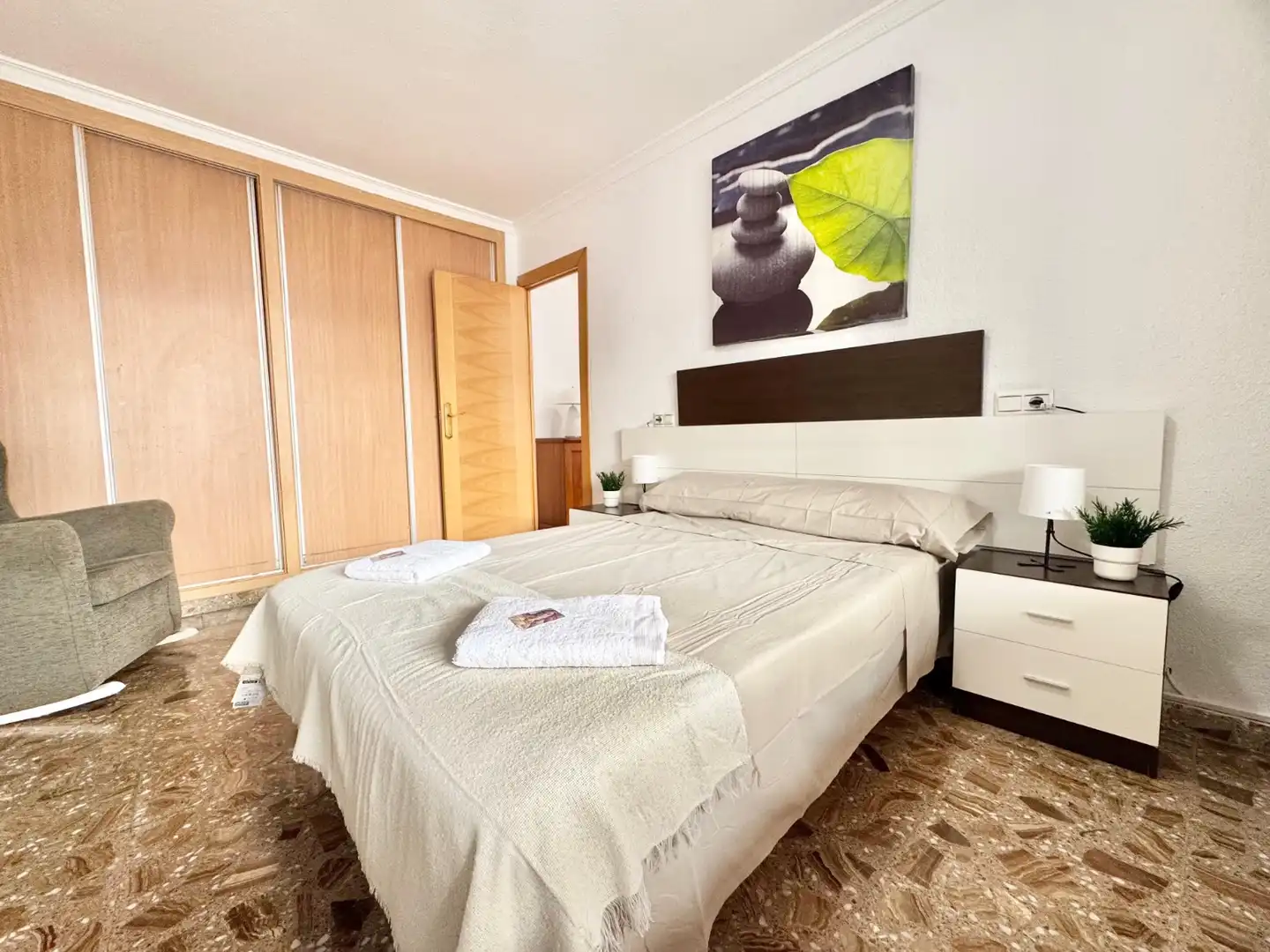 Dormitori de Apartament de lloguer en Torrevieja amb Aire condicionat, Moblat i Rentadora