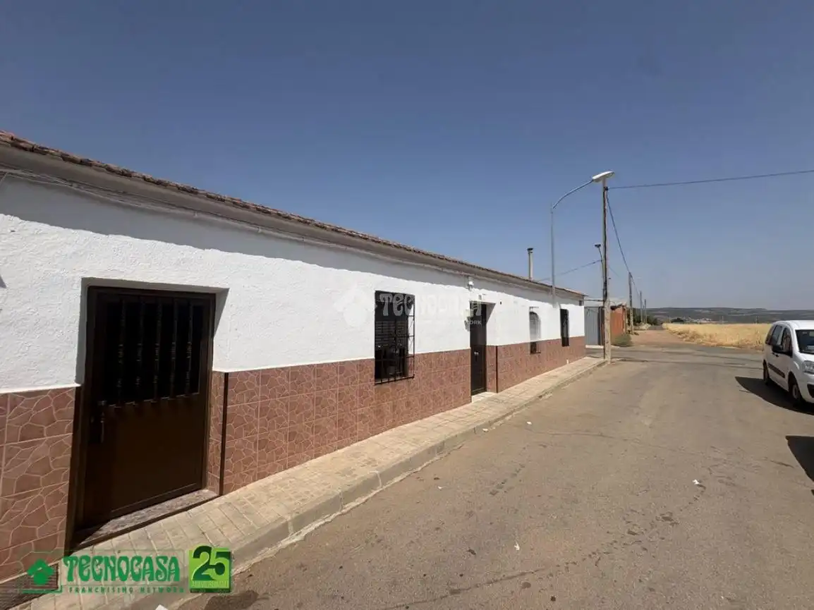 Vista exterior de Casa adosada en venda en Piedrabuena