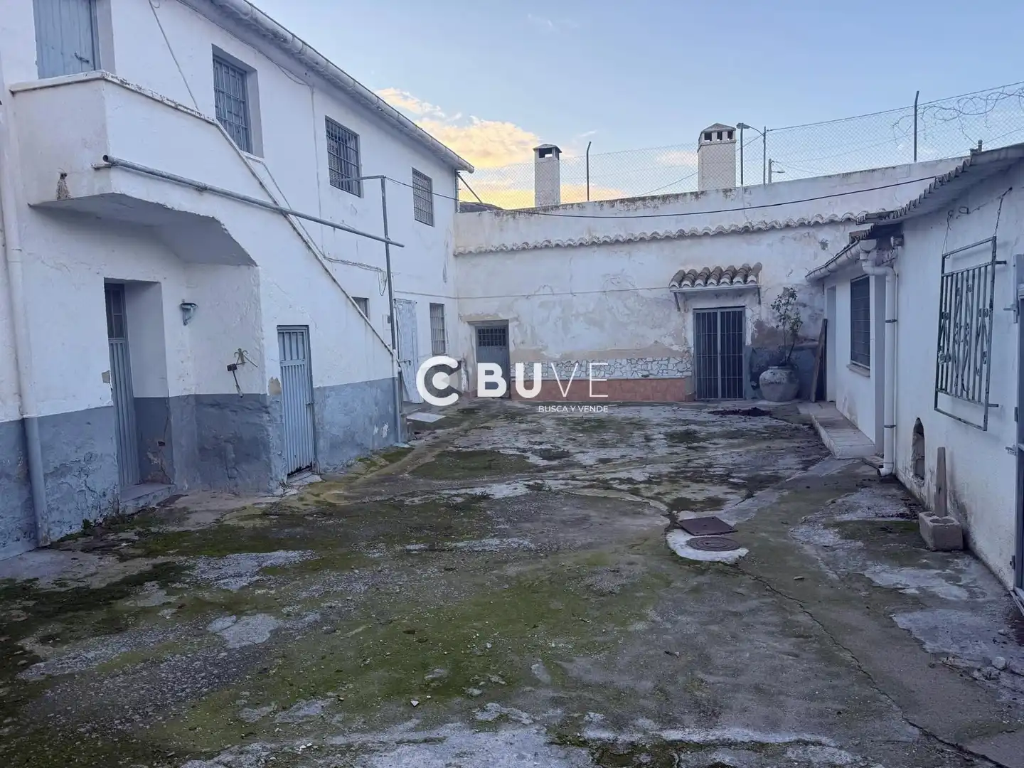 Vista exterior de Casa o xalet en venda en Baza amb Terrassa i Traster