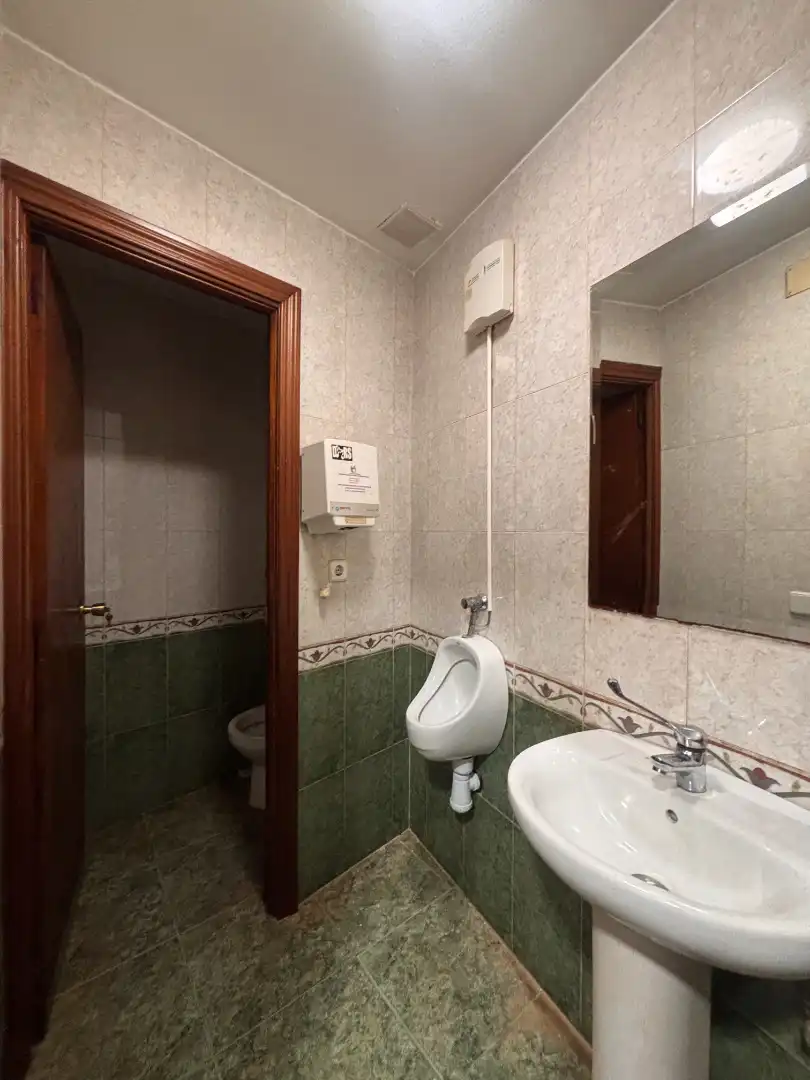 Baño de Local de alquiler en Madrid con Calefacción, Terraza y Amueblado