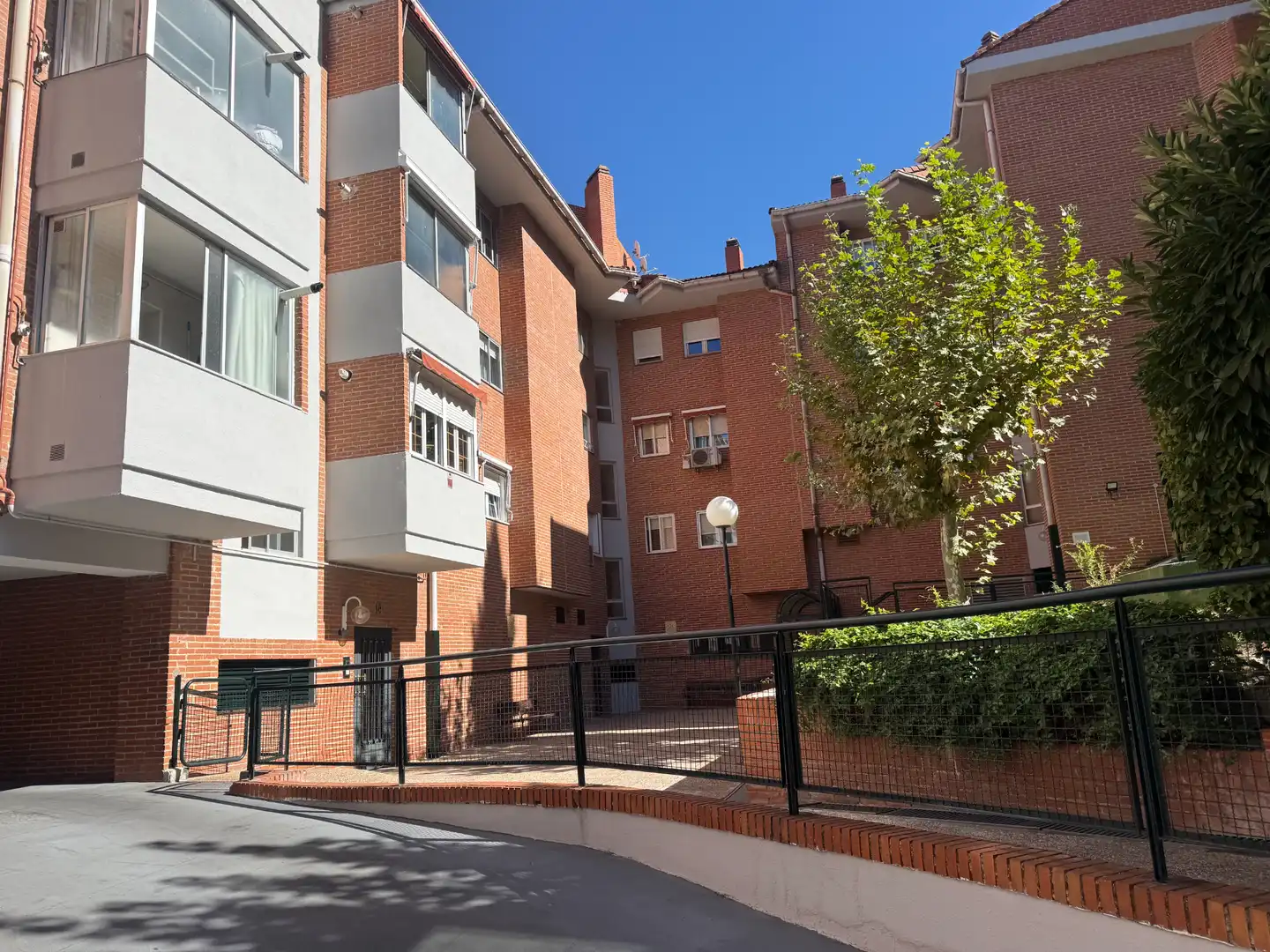 Vista exterior de Piso en venta en Majadahonda con Calefacción, Jardín privado y Parquet