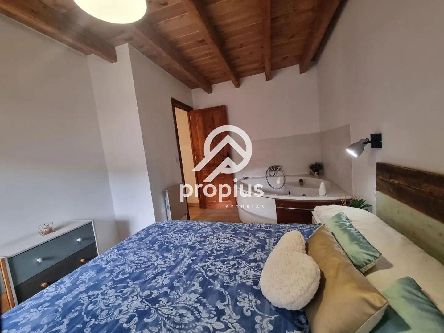 Schlafzimmer von Einfamilien-Reihenhaus zum Verkauf in Cangas de Onís mit Heizung und Terrasse