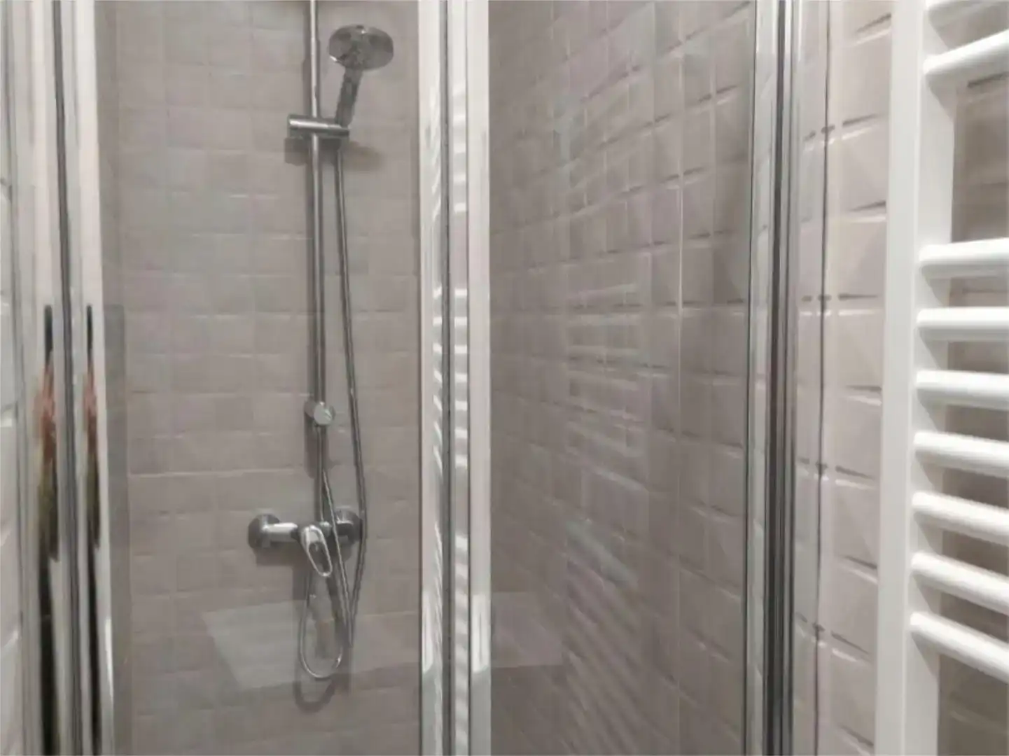 Bathroom of Study for rent in Valladolid  with Air Conditioner, Parquet flooring and Furnished