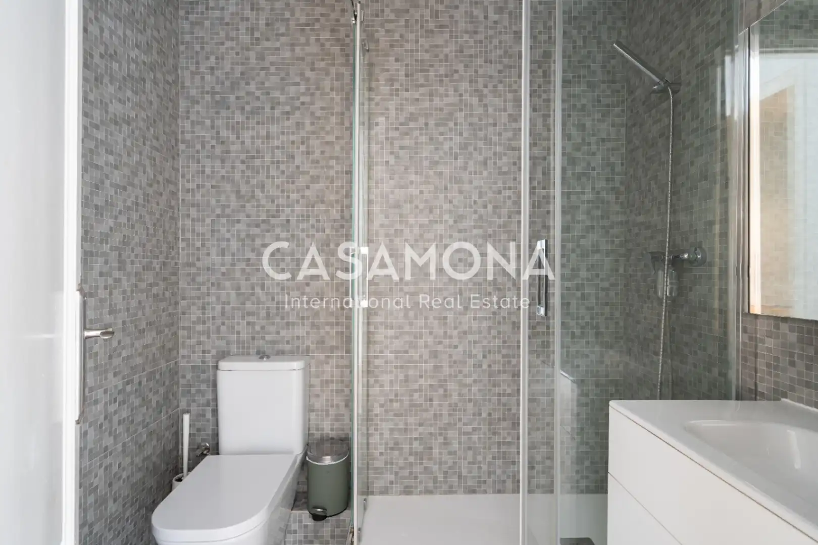 Bathroom of Apartments for rent in Barcelona  with Air Conditioner, Heating and Terrace