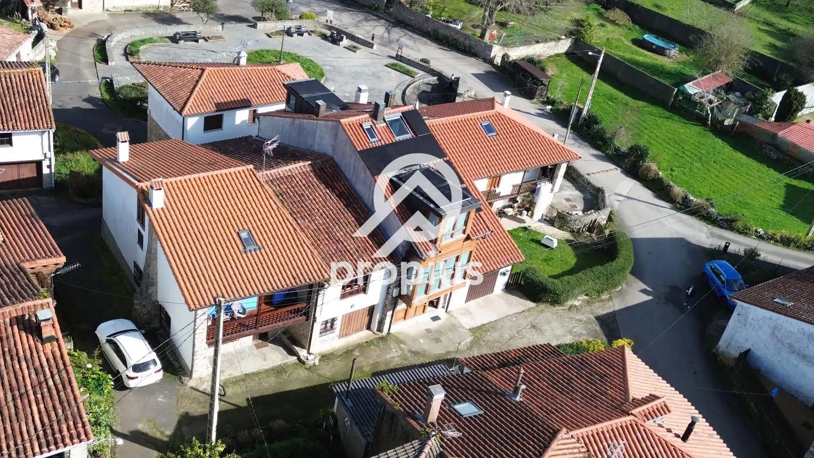 Außenansicht von Einfamilien-Reihenhaus zum Verkauf in Llanes mit Heizung und Möbliert