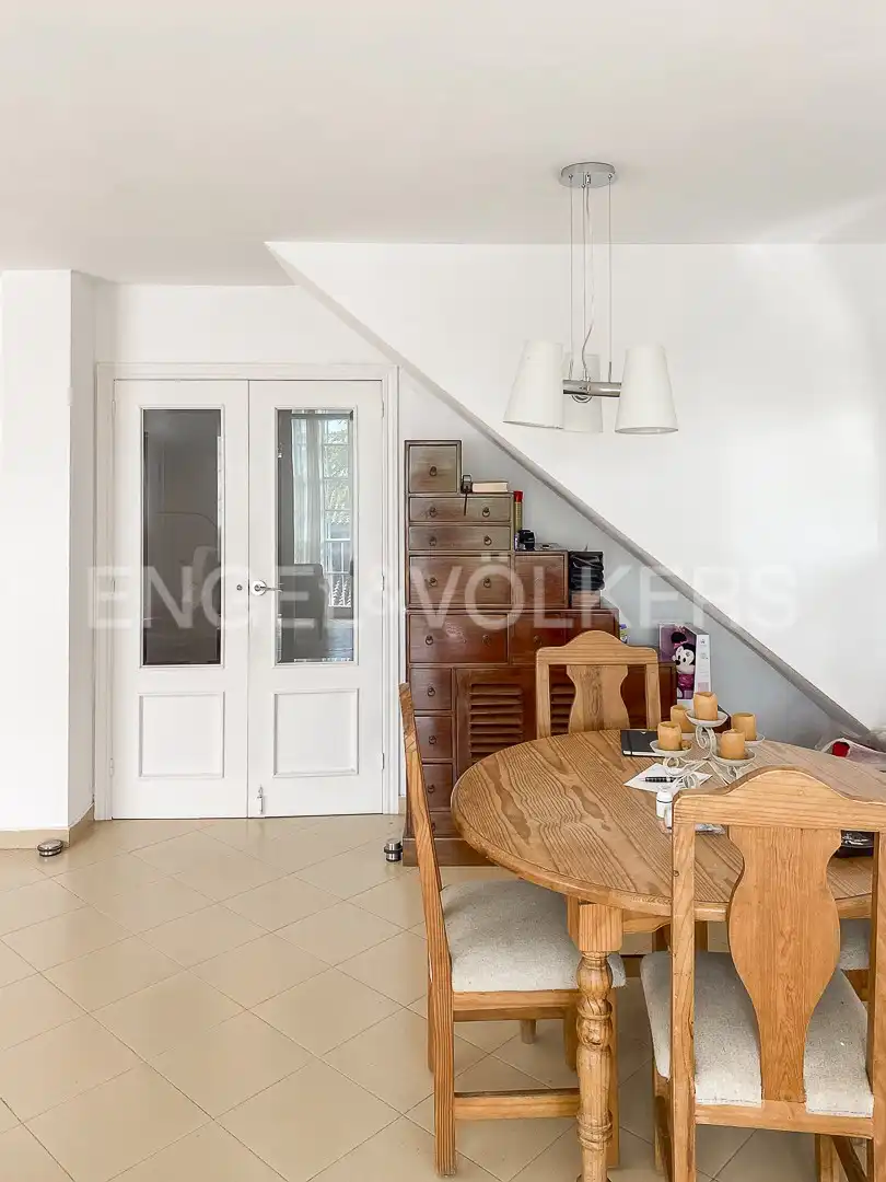 Comedor de Casa adosada de alquiler en Sitges con Calefacción, Jardín privado y Terraza