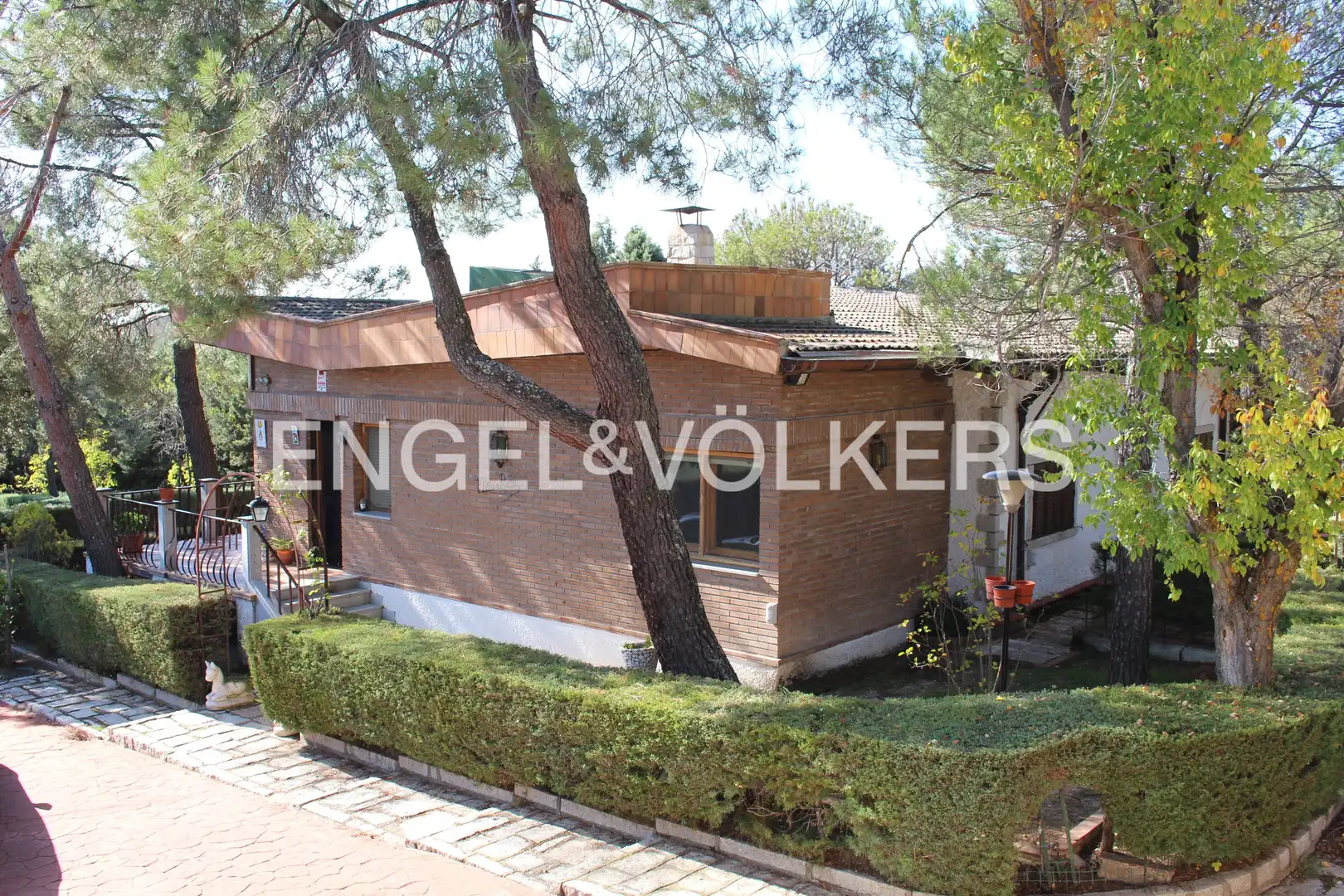 Vista exterior de Casa o chalet en venta en Cabanillas de la Sierra con Calefacción, Jardín privado y Piscina