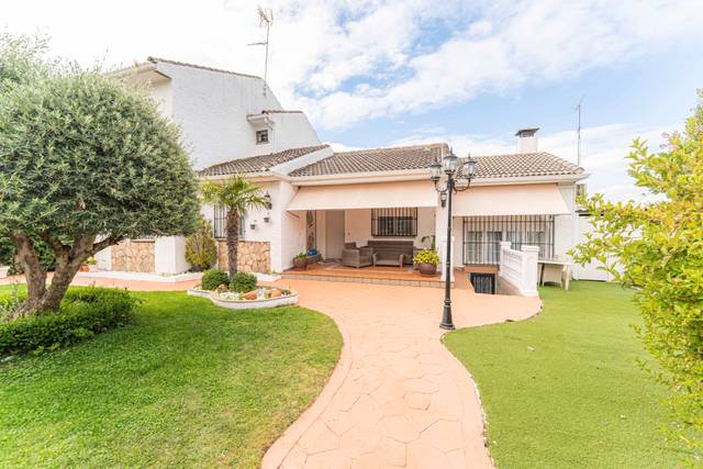 Casa-chalet en Venta en Calle de Peñalara en Covadonga - Los Manzanos