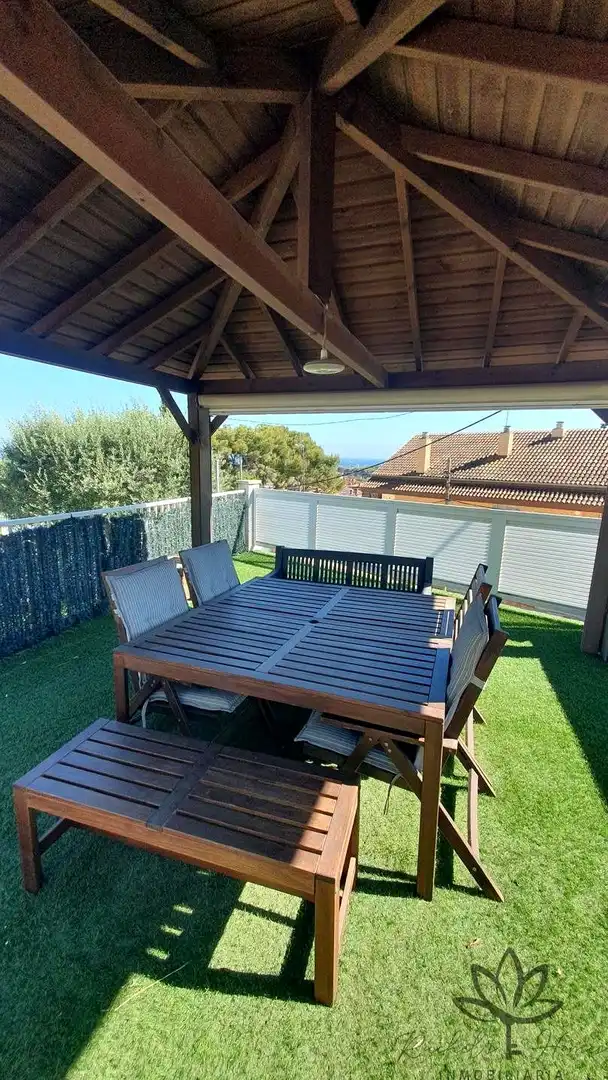 Terrasse von Einfamilien-Reihenhaus zum Verkauf in Castelldefels mit Klimaanlage, Heizung und Privatgarten