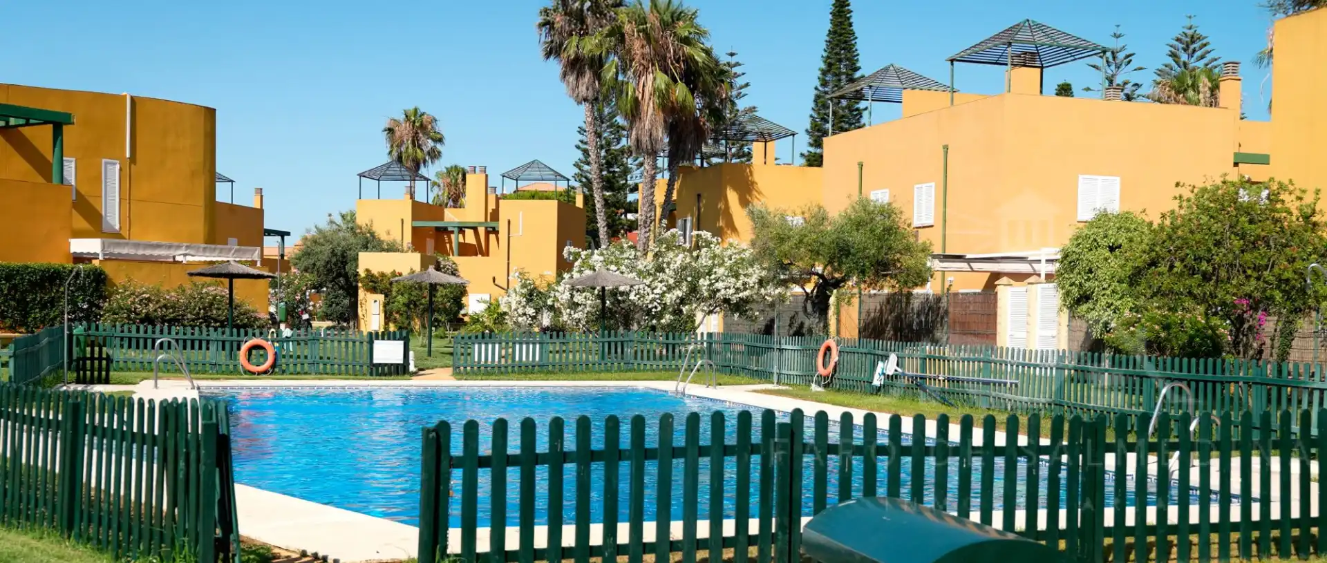 Jardín de Casa adosada en venta en Rota con Aire acondicionado, Terraza y Piscina comunitaria