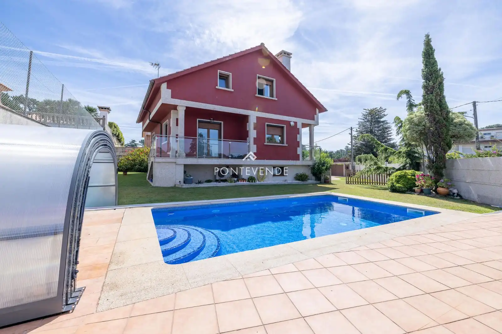 Vista exterior de Casa o xalet en venda en A Guarda   amb Calefacció, Terrassa i Piscina