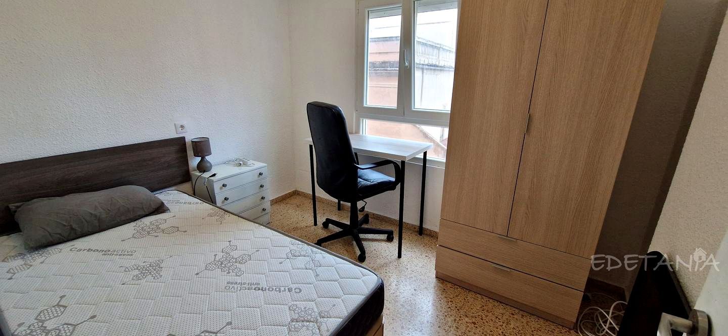 Dormitori de Apartament per a compartir en Moncada amb Calefacció, Moblat i Balcó