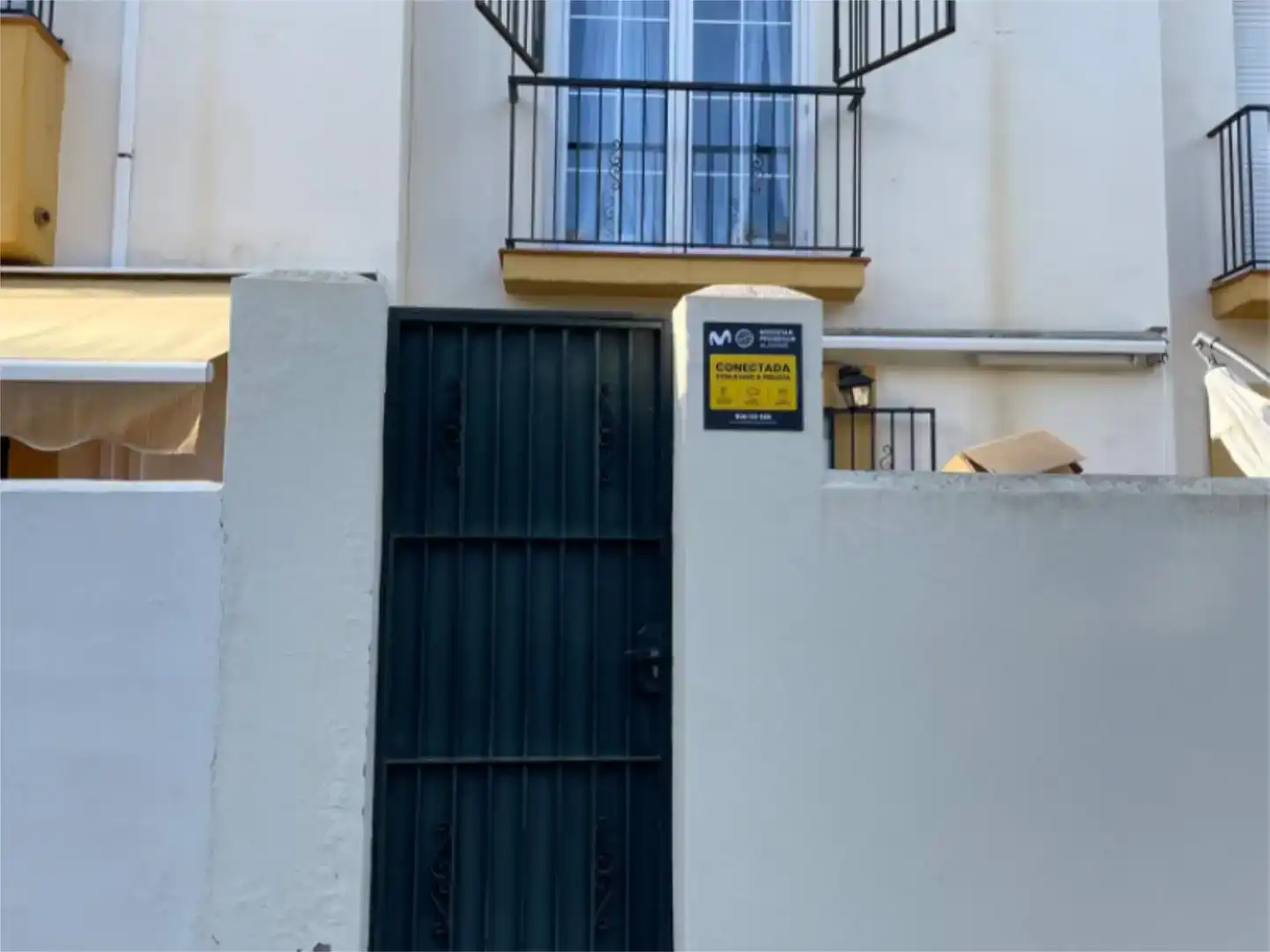 Vista exterior de Casa adosada en venda en Estepona amb Aire condicionat, Piscina i Balcó