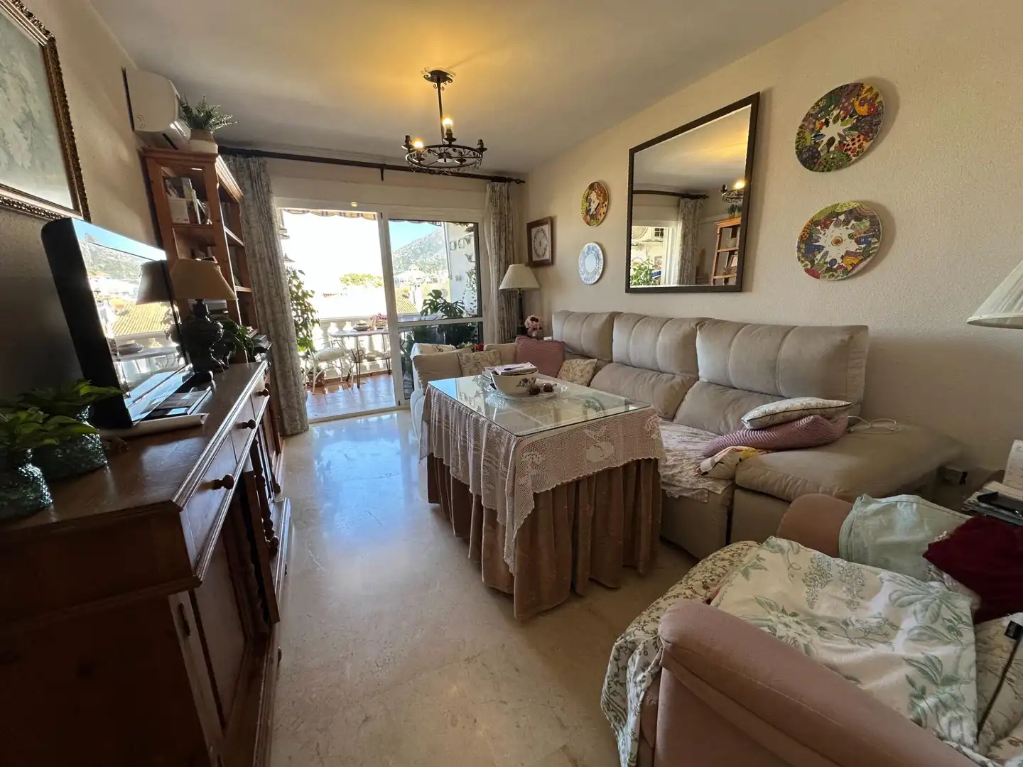 Living room of Flat for sale in Marbella  with Air Conditioner, Furnished and Balcony