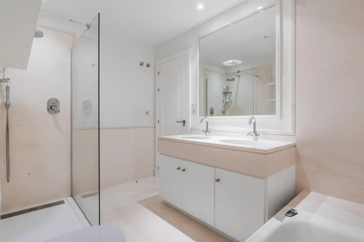 Bany de Apartament de lloguer amb opció a compra en Benahavís amb Aire condicionat, Jardí privat i Moblat