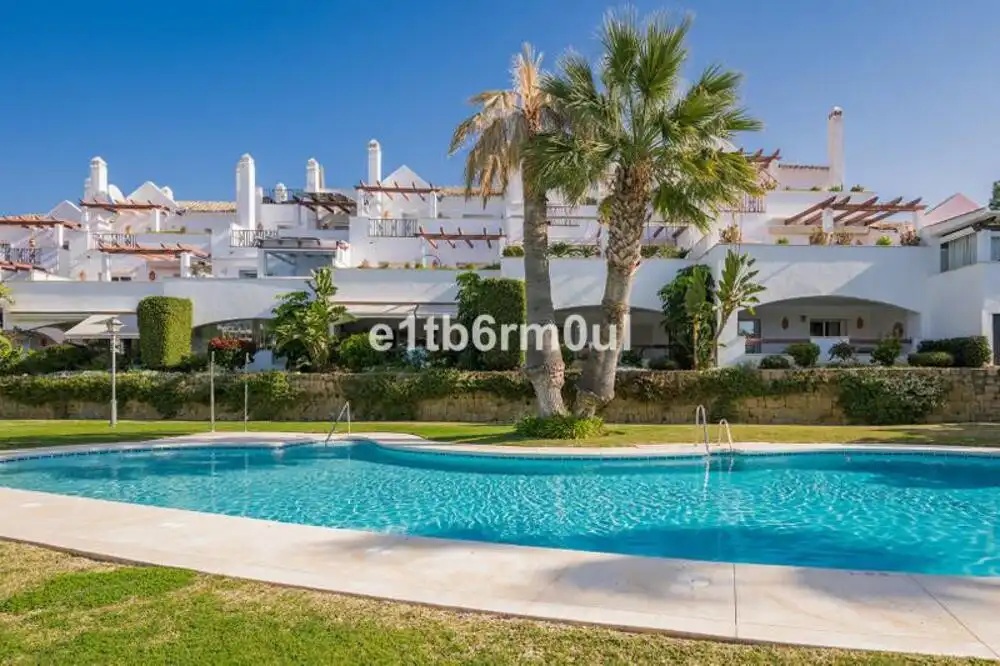Vista exterior de Apartamento en venta en Marbella con Aire acondicionado, Terraza y Piscina