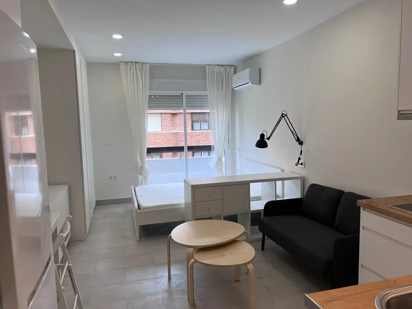Dormitori de Estudi de lloguer en Sevilla amb Aire condicionat, Terrassa i Moblat