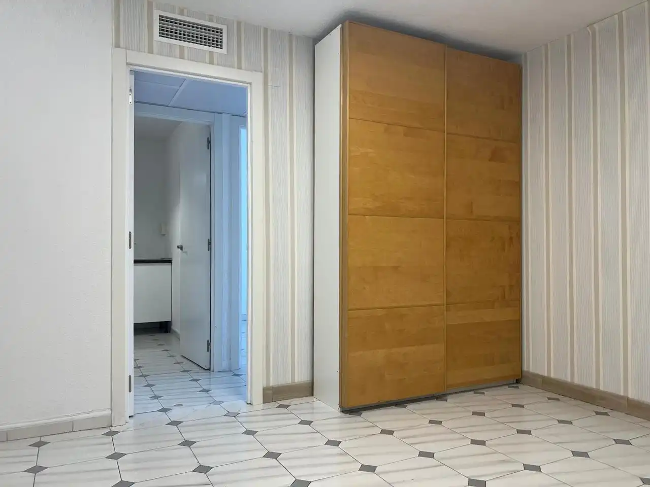 Office for rent in Fuengirola  with Air Conditioner