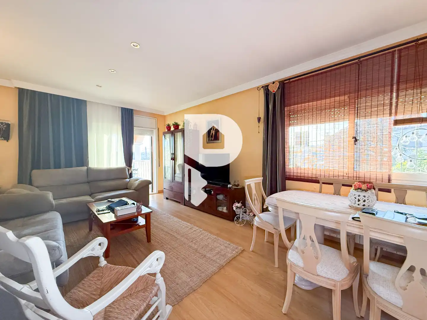 Sala d'estar de Casa o xalet en venda en Sant Esteve Sesrovires amb Aire condicionat, Calefacció i Jardí privat
