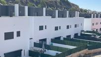 Vista exterior de Casa adosada en venda en Vélez-Málaga amb Aire condicionat i Terrassa