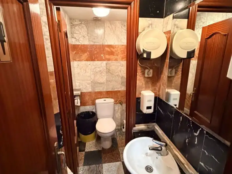 Bany de Local en venda en Fuenlabrada amb Aire condicionat, Calefacció i Terrassa