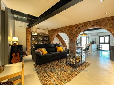 Terraced house with balcony for sale in Centre