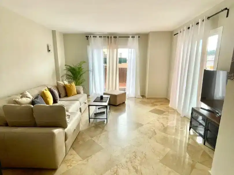 Wohnzimmer von Wohnung zur Miete in Mijas mit Schwimmbad und Balkon