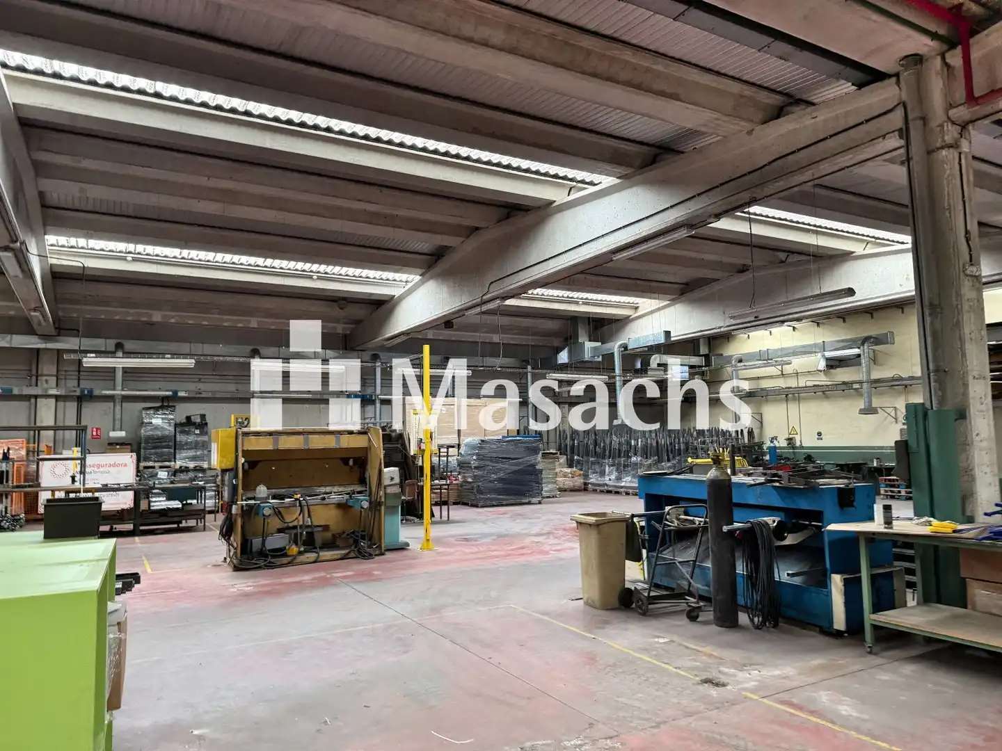 Außenansicht von Fabrikhallen zur Miete in Terrassa