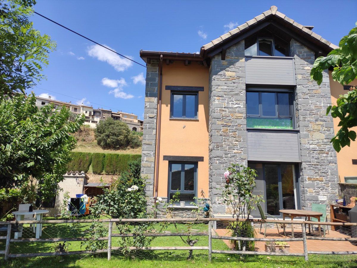 Vista exterior de Casa adosada en venda en Aínsa-Sobrarbe amb Calefacció, Jardí privat i Terrassa