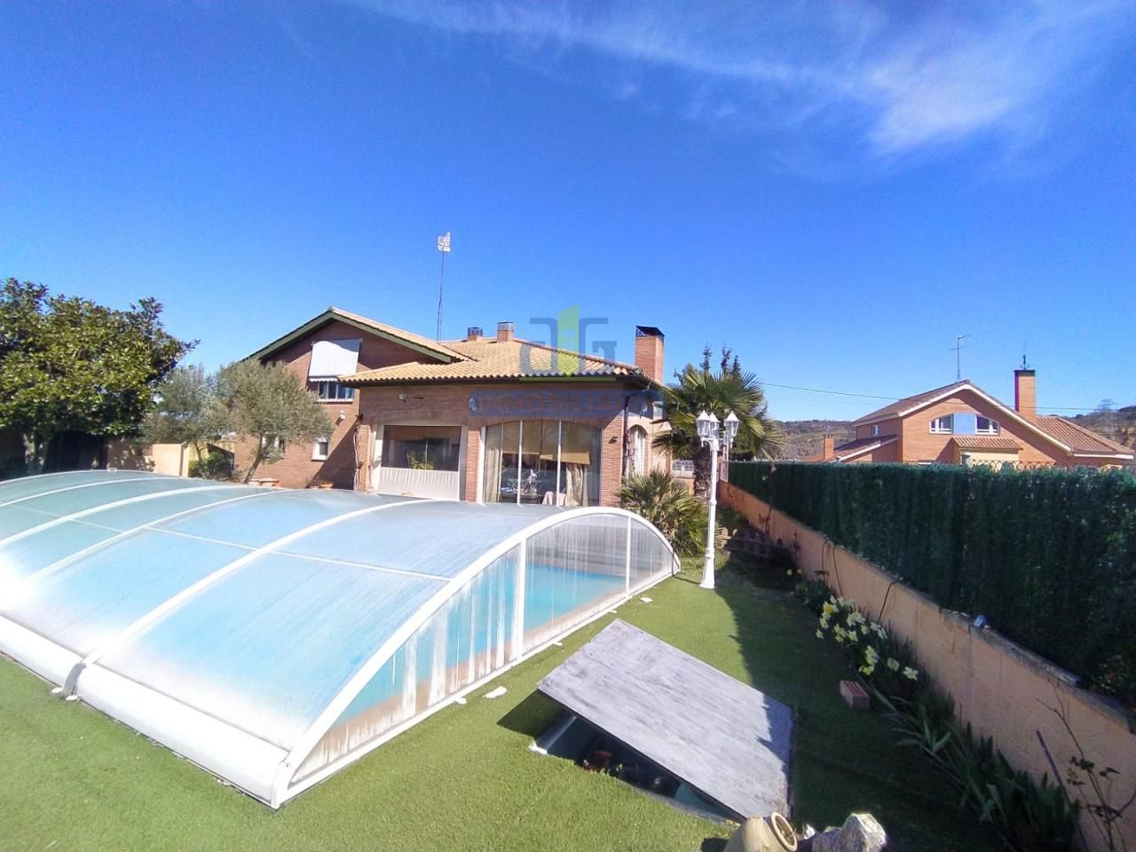 Jardí de Casa o xalet en venda en Villaquilambre amb Calefacció, Jardí privat i Parquet
