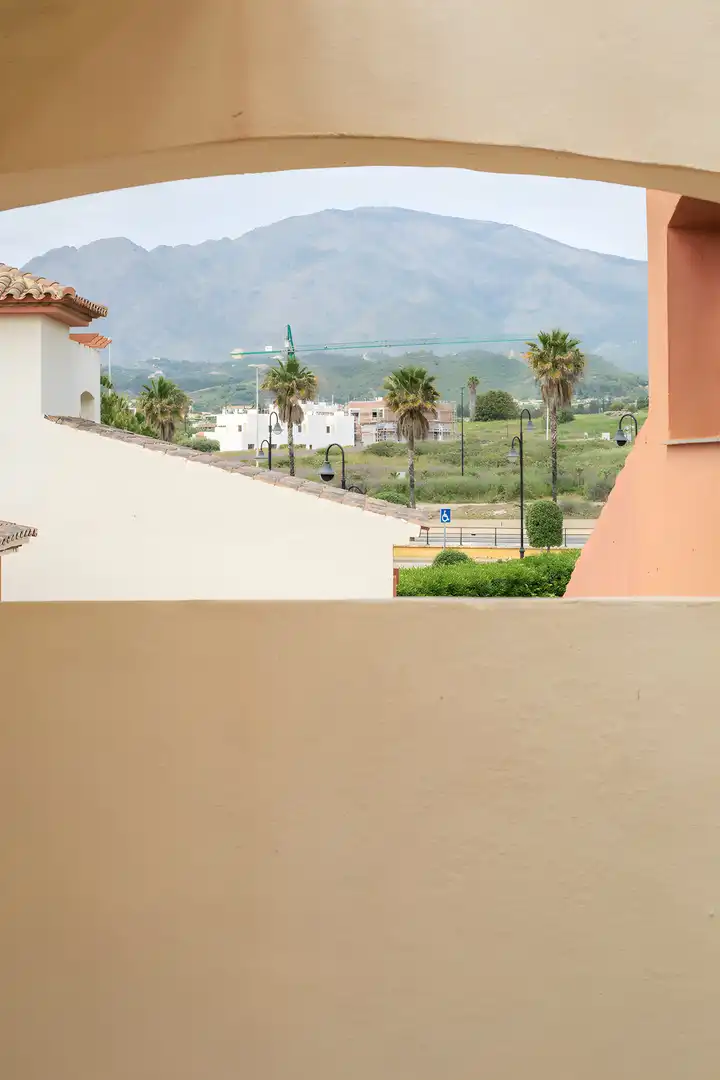 Außenansicht von Einfamilien-Reihenhaus zum Verkauf in Estepona mit Klimaanlage, Privatgarten und Terrasse