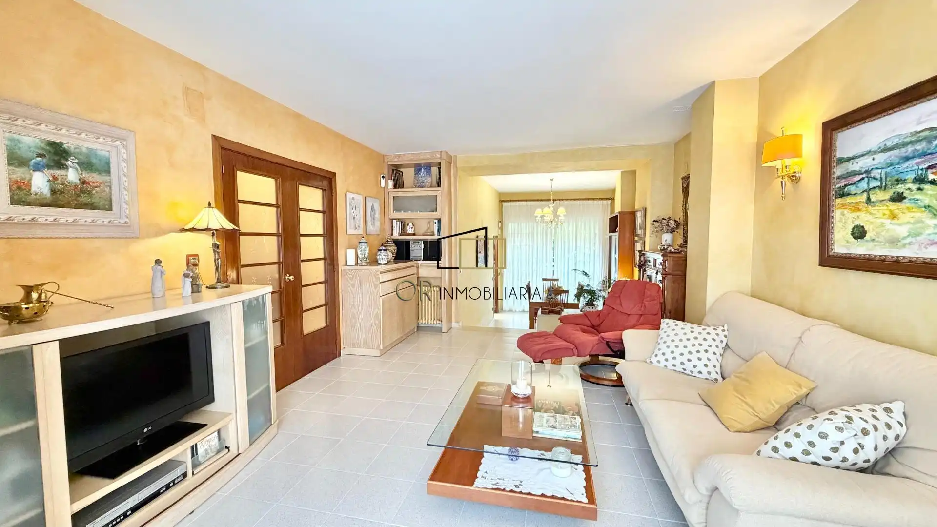 Sala d'estar de Casa o xalet en venda en Vilafranca del Penedès amb Aire condicionat, Calefacció i Jardí privat
