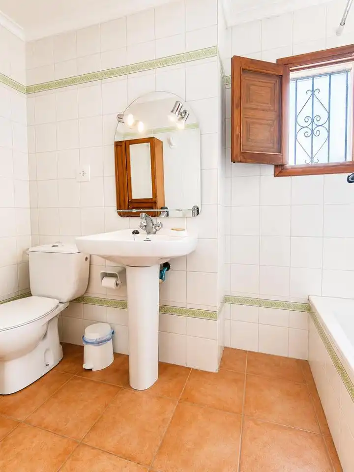 Bany de Casa o xalet en venda en Oliva amb Jardí privat, Terrassa i Traster