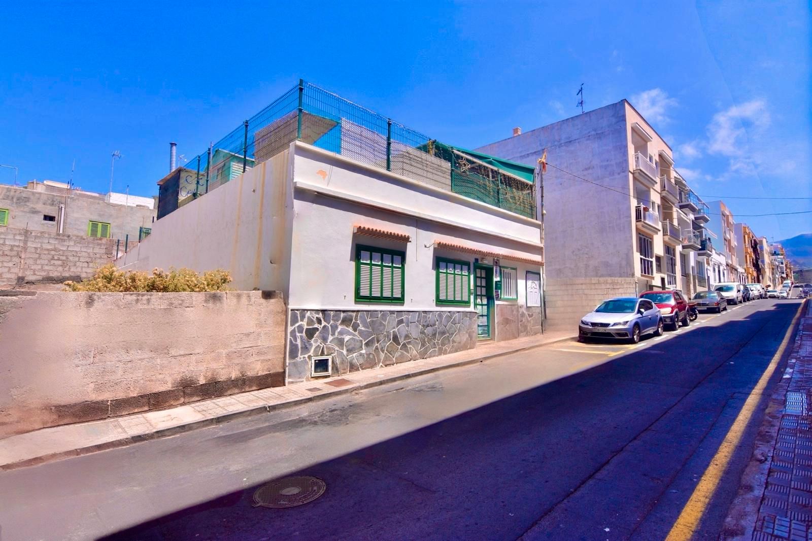 Vista exterior de Casa o xalet en venda en Guía de Isora amb Terrassa, Forn i Rentadora