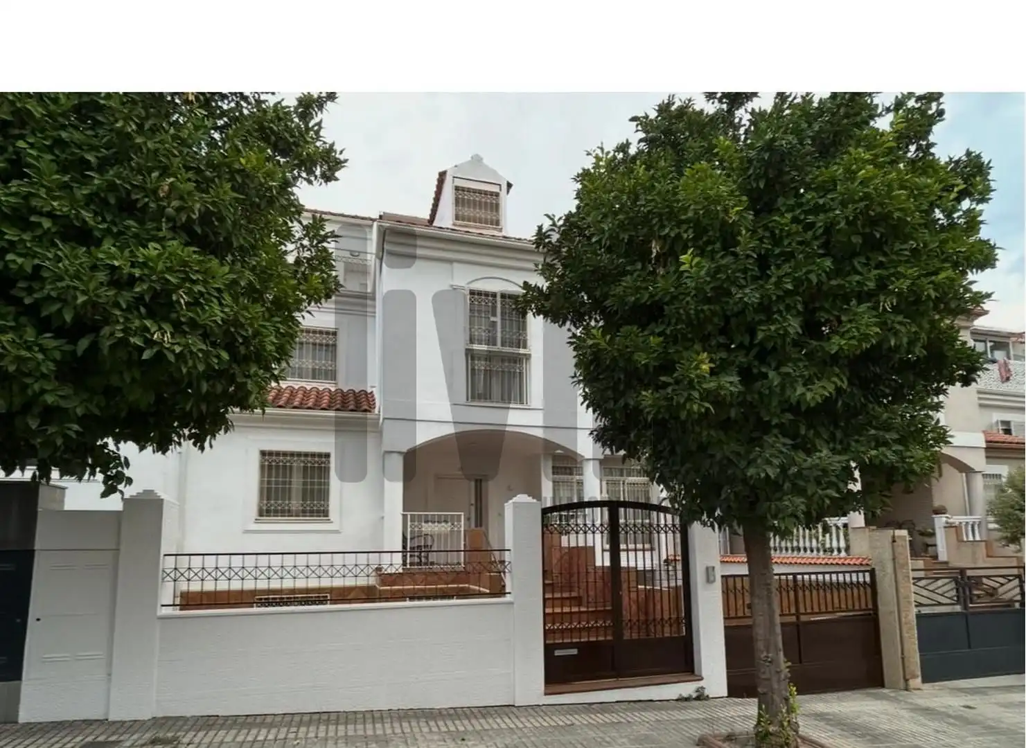Vista exterior de Casa adosada en venda en Jaén amb Aire condicionat, Calefacció i Jardí privat