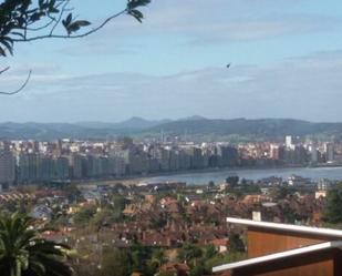 Vista exterior de Casa o xalet en venda en Gijón  amb Jardí privat i Moblat