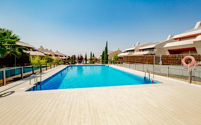 Piscina de Casa adosada en venda en Boadilla del Monte amb Aire condicionat i Terrassa