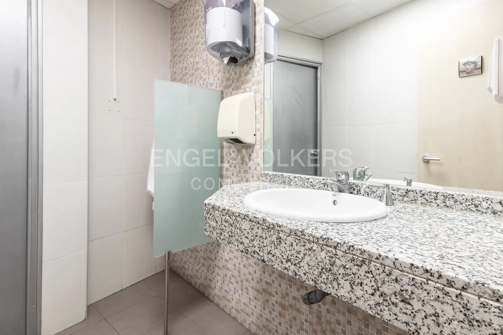 Badezimmer von Geschaftsraum zur Miete in Barcelona mit Klimaanlage und Möbliert