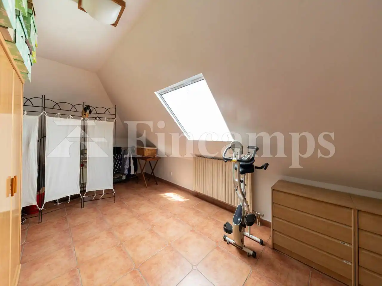 Schlafzimmer von Haus oder Chalet zum Verkauf in Cerdanyola del Vallès mit Klimaanlage, Heizung und Privatgarten