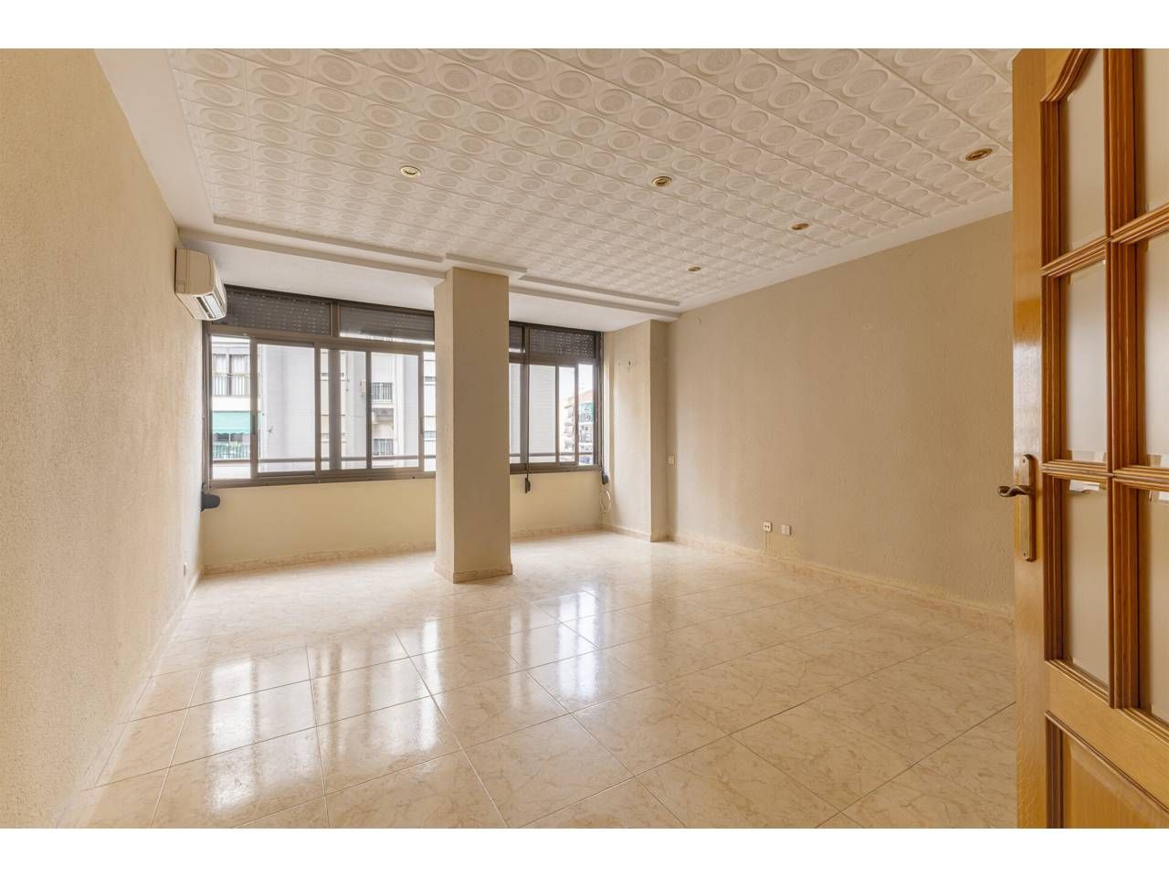 Flat for sale in  Valencia Capital  with Air Conditioner and Balcony